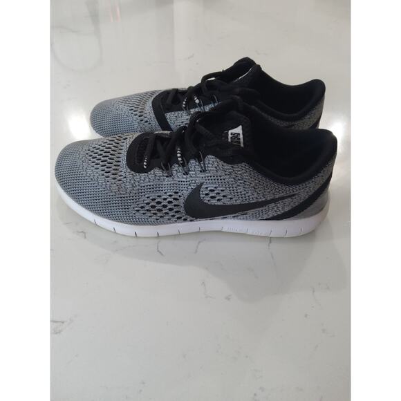 Nike Flyknit Free RN gray and black athletic sneakers Lightweig - Picture 4 of 9